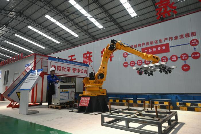 探访成渝中线高铁智能预制件厂：“工友”是“机器人”