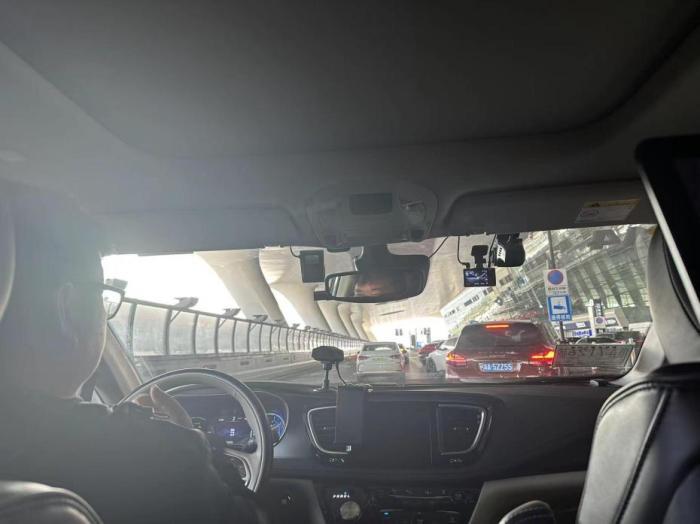 广州出租车师傅有了现金“零钱包” 入境人员打车支付更便利