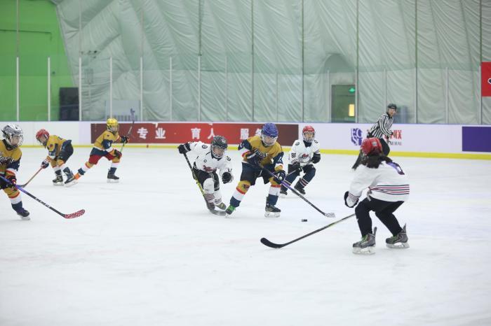 中俄青少年冰球俱乐部邀请赛在哈尔滨举行