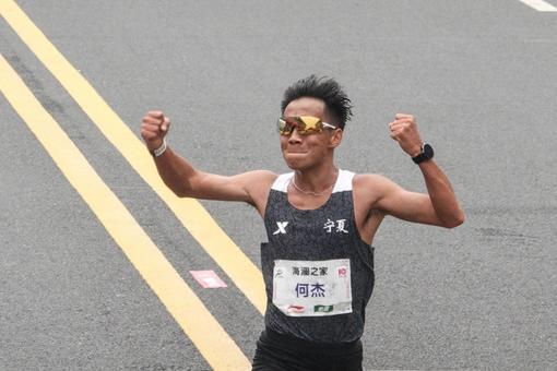 何杰跑出2小时6分57秒 再创中国男子马拉松全国纪录