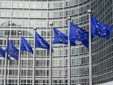 欧盟根据新数字法调查苹果、谷歌和Meta