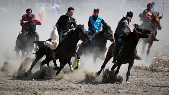 新疆库尔勒举行春季赛马、刁羊比赛