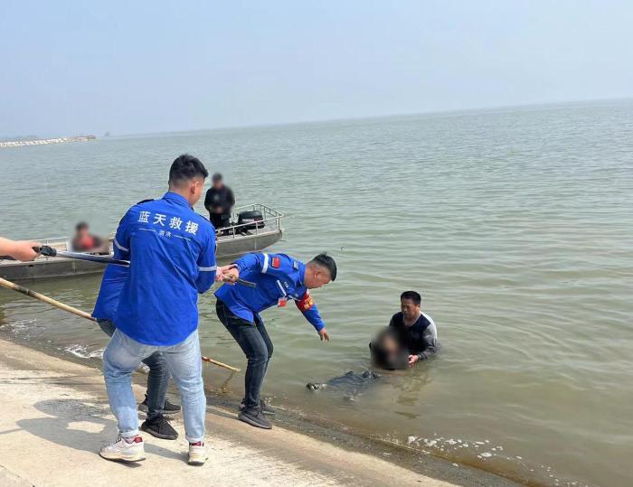 时隔一个多月 江苏泗洪辅警再度跳入洪泽湖中救人