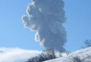 俄埃别科火山喷出3000米高灰柱 已设置航空危险代码