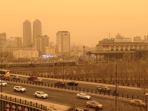 中国北方部分城市遭遇沙尘严重污染