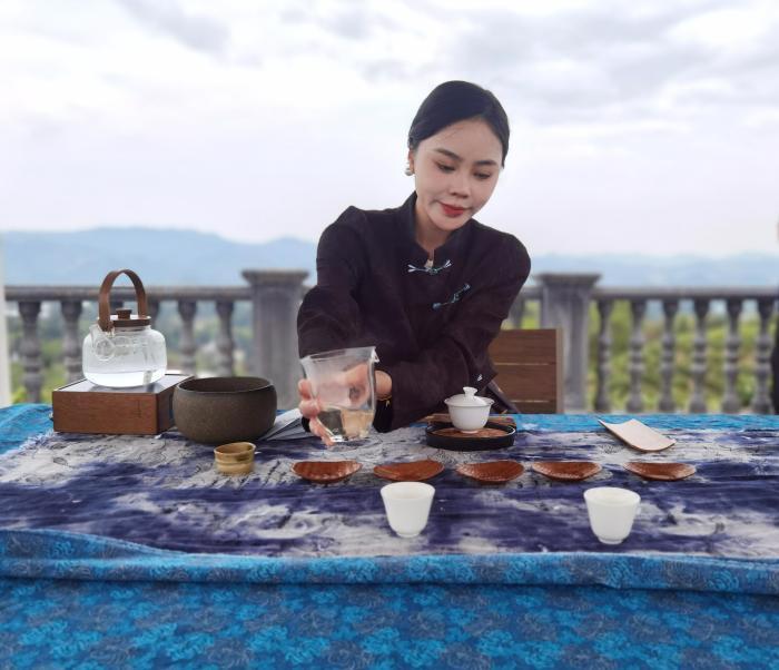 年轻人上茶山体验“新中式”生活 助茶旅融合发展
