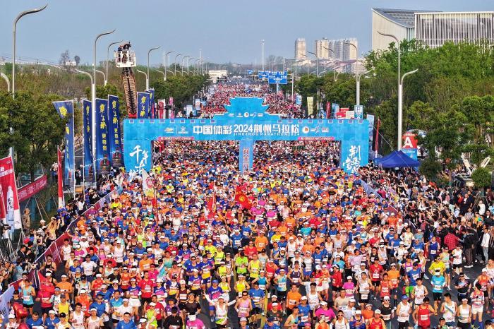 2024荆州马拉松开跑 中外选手穿越千年古城