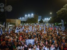 10万民众举行抗议要求提前选举，内塔尼亚胡回应