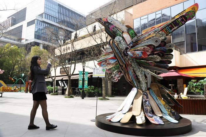 废旧物品被艺术家赋予“二次生命” 环保艺术装置展吸引上海市民