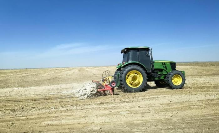 新疆兵团持续推进残膜回收 促进农业绿色发展