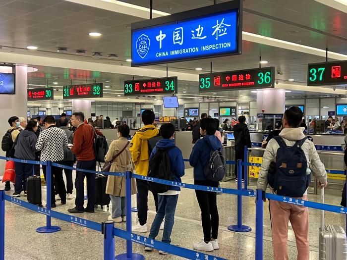 上海两大机场迎来双向客流高峰 新航季出入境航班班次大幅加密
