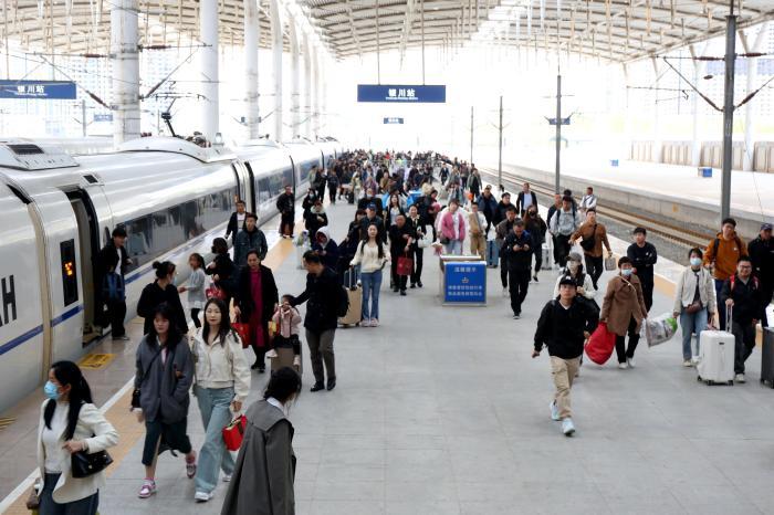 银川铁路部门清明假期运送旅客逾30万人次 高铁成首选出行方式