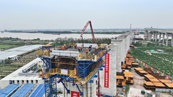 深江铁路江门段首个连续梁开始浇筑