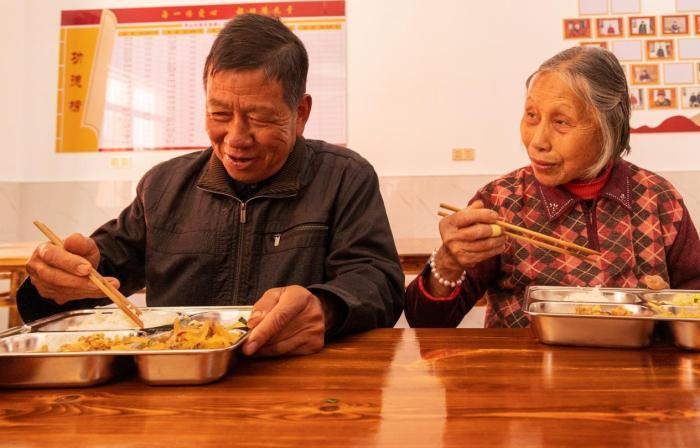 （乡村行·看振兴）江西吉水：村口的老年食堂带来老人的幸福“食光”