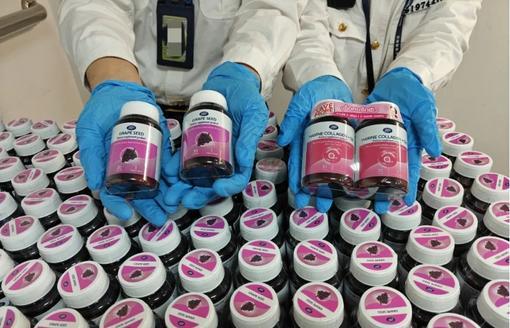 广州海关查获一批违规携带进境的保健品，共计1374瓶