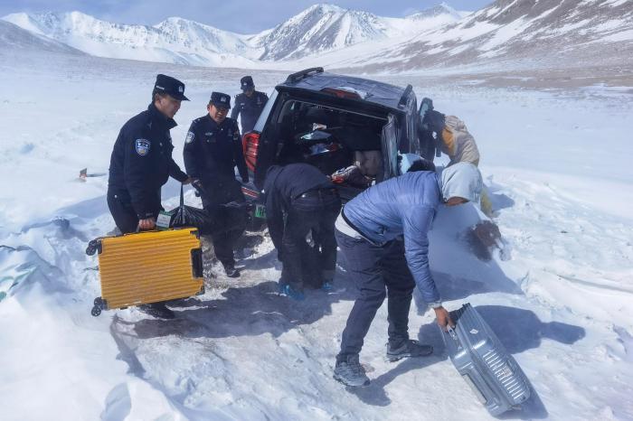 西藏阿里移民管理警察救援误入无人区游客