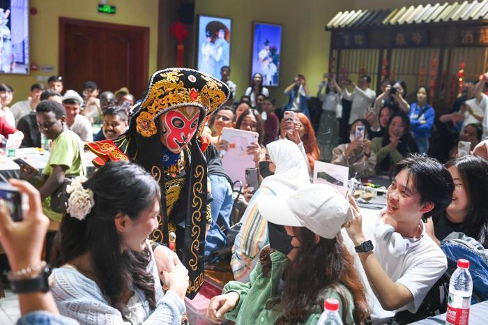 联合国中文日前夕 长沙国际学生学非遗感受中国传统文化