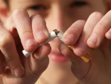 15岁以下青少年不得买烟，英国禁烟法案闯过第一关