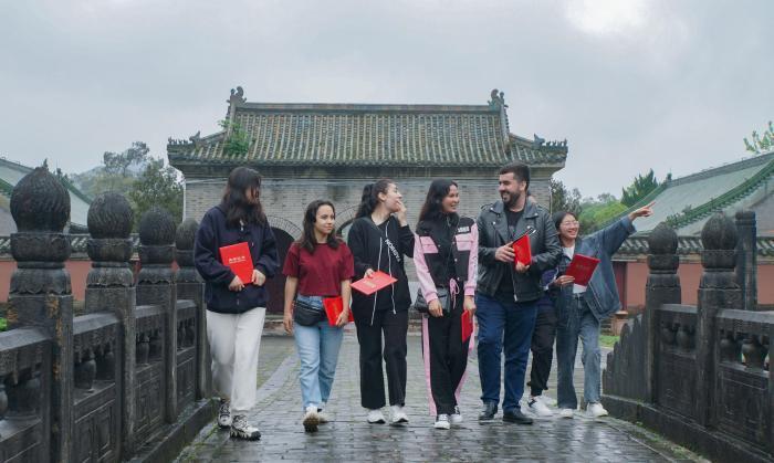 外国留学生游览靖江王陵国家考古遗址公园 感受历史文化名城之美