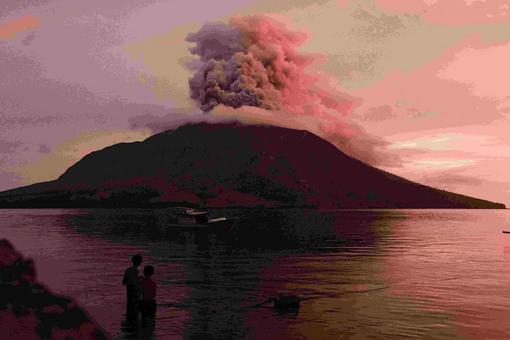 最高警戒级别！印尼鲁昂火山再喷发，已有数千人撤离！