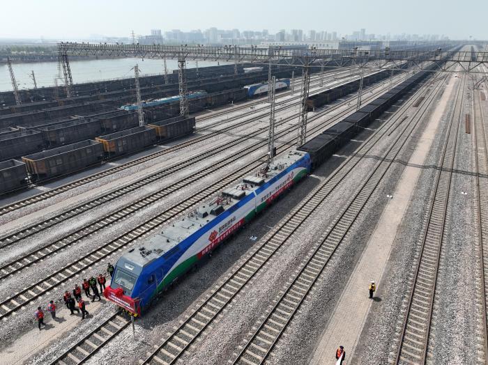 中国载重最大重载组合货运列车运行试验成功