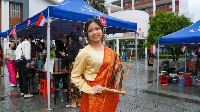 广西高校中外师生欢度国际文化节和泼水节 展示各国民俗风采