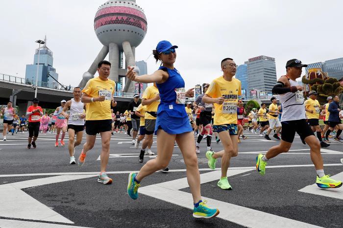 上海半程马拉松男女赛会纪录均被刷新