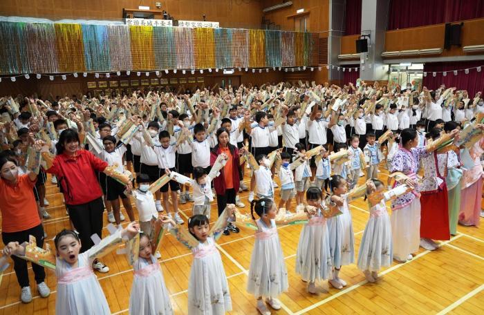 香港457名师生牵手筑长城 创造世界纪录