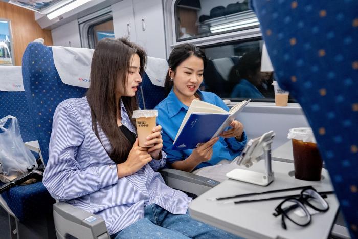 云南铁路开行多趟“书香列车” 为旅客营造移动“阅读空间”
