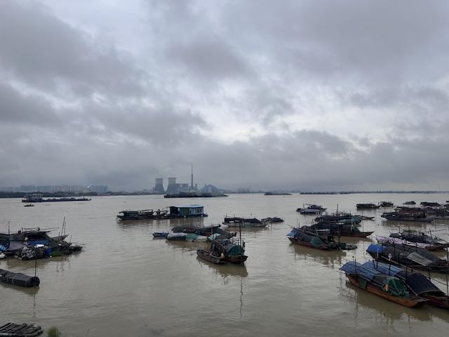 广州出动12支应急队伍 24小时守护北江大堤