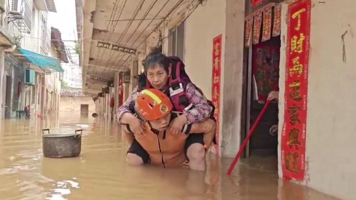 暴风雨中救援人员驾起“生命之舟” 与洪水赛跑守护生命