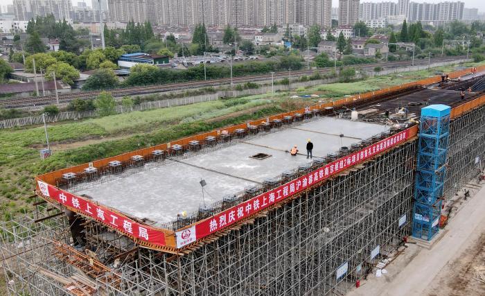 沪渝蓉高铁六合特大桥首孔支架现浇简支梁完成浇筑