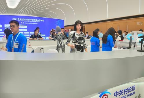 中关村论坛机器人引导员“上岗营业” 为参会者提供会议服务