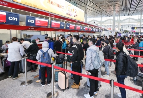五一假期临近广州白云机场口岸出入境客流走高