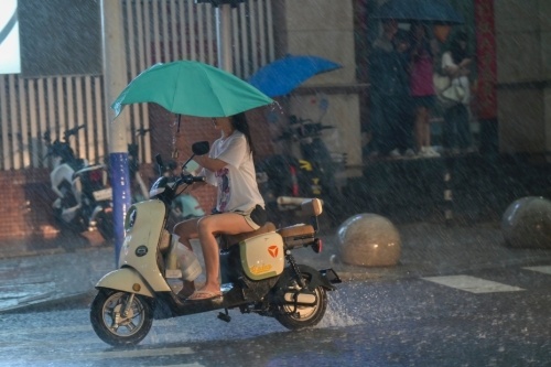 预计未来三小时广州市区有雷雨 局部雨势较大