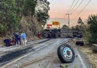 墨西哥发生客车翻车事故 致14人遇难31人伤