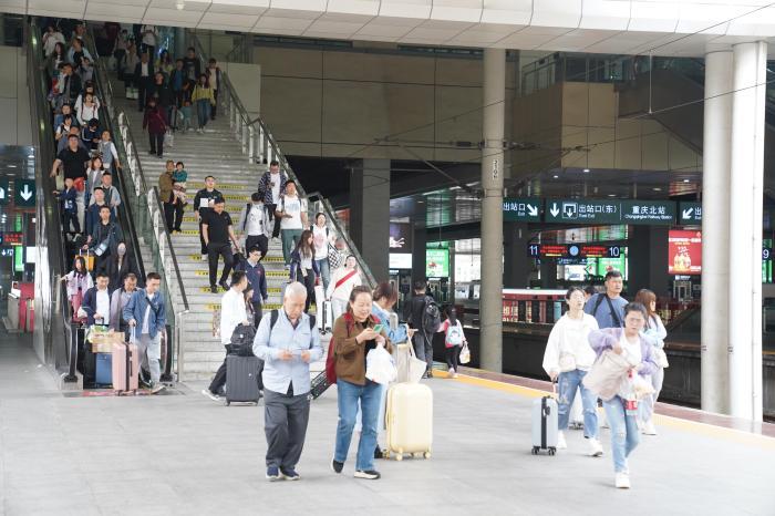 重庆铁路迎旅客出行高峰 以旅游、探亲客流为主