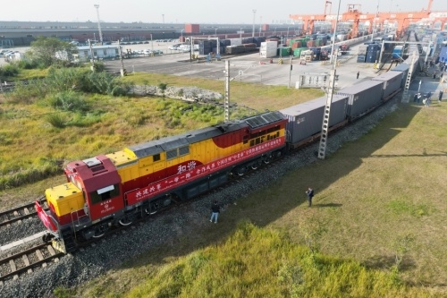 “中老泰马”全铁快速直达货运列车成都首发