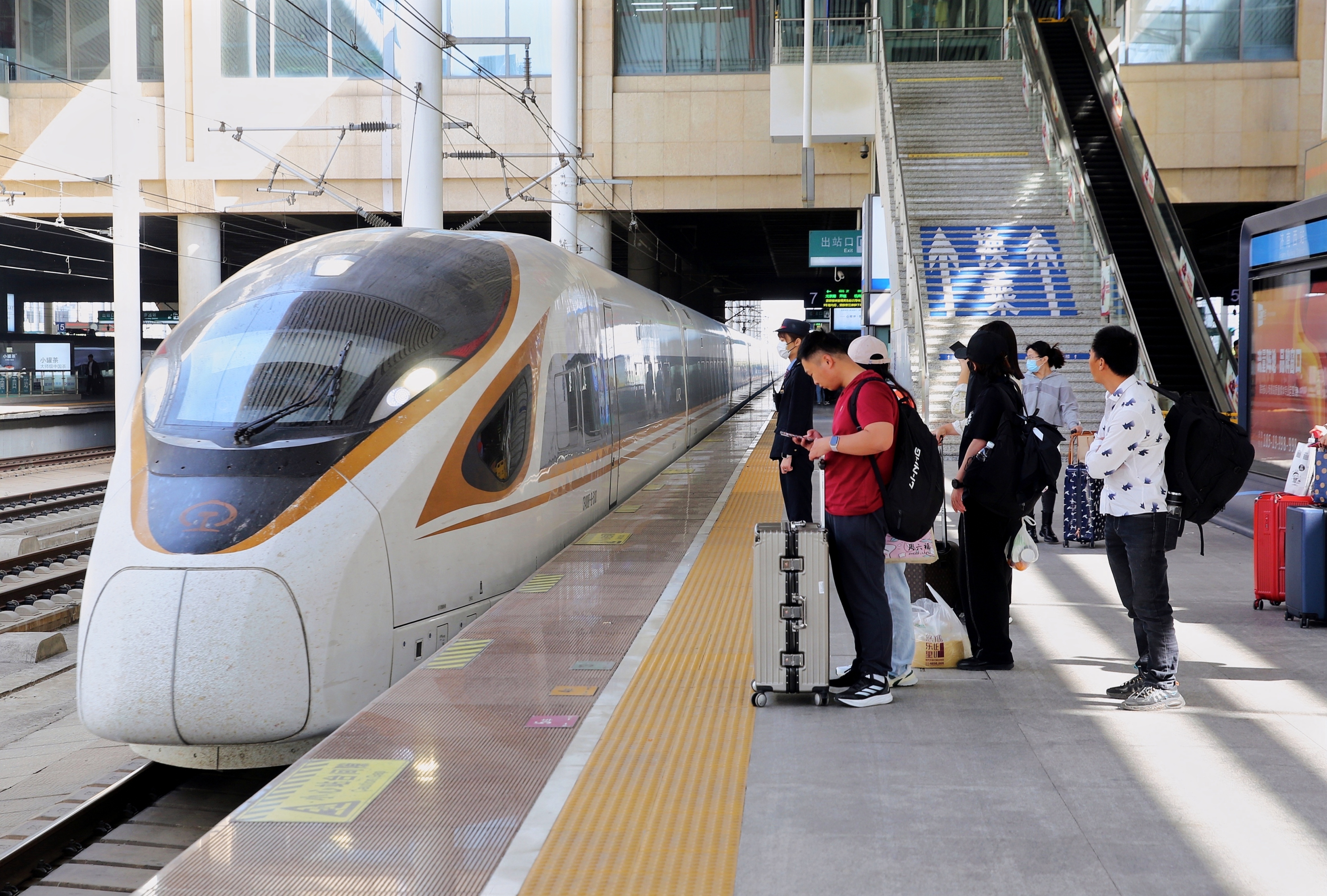 济南站五一假期运输启动，预计五一期间全站发送旅客205万人次