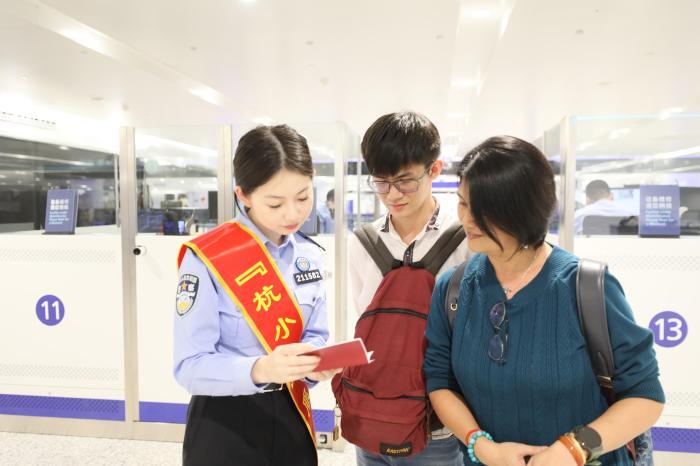 杭州口岸迎出境游高峰 青少年游、亲子游等成为主力