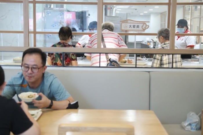 上海长者食堂有新规 养老助餐将实现“补贴跟人走”