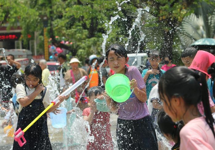 中缅边境云南孟连神鱼节开幕 数万人观龙舟赛参与电音泼水狂欢
