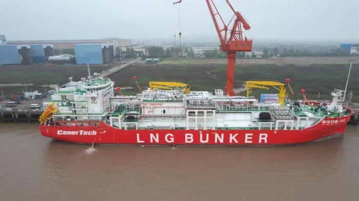 中国首艘12000方LNG运输加注船交付