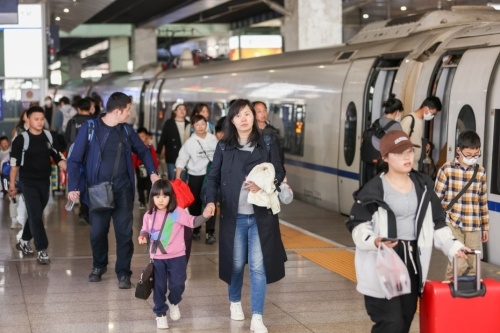 “五一”假期首日中国铁路预计发送旅客2040万人次