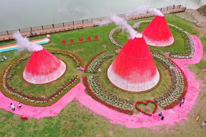 “五一”假期首日 江西南昌粉色“火山”吸引游客参观