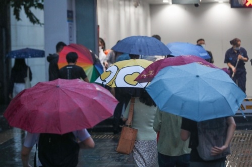 红色暴雨警告生效 香港4日下午所有学校停课