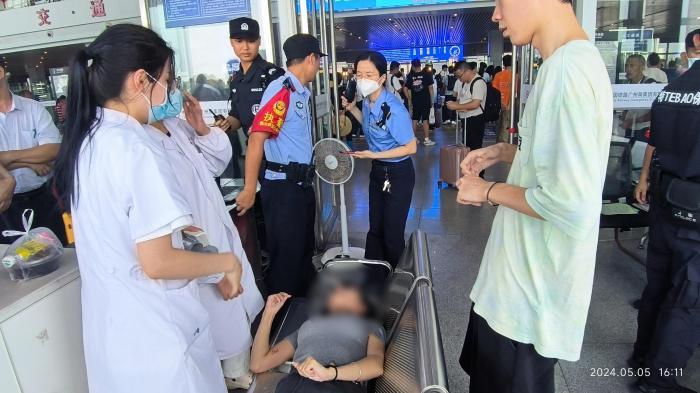 女子高铁站晕倒 湛江西站上演7分钟急速救援