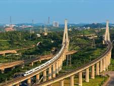 6月15日起，武汉至广州间复兴号动车组可常态化按时速350公里运行