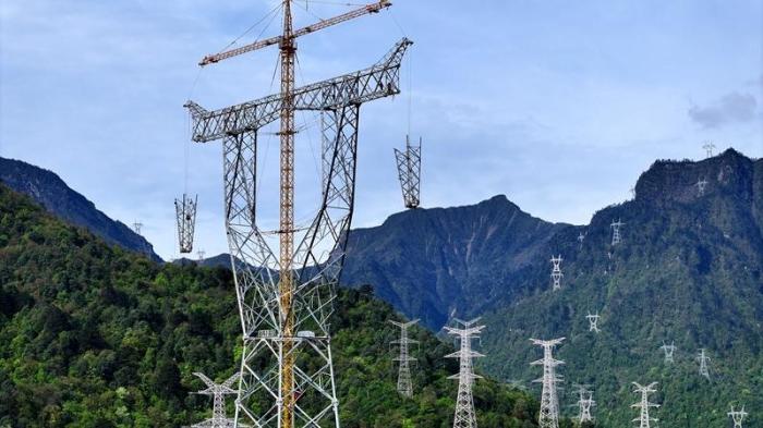 四川二郎山：高194.8米的输电铁塔组立完成