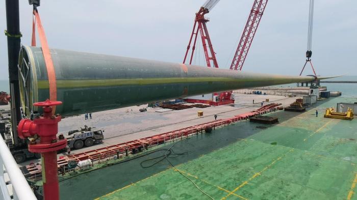全球叶轮直径最大风电叶片在海南东方八所港装船出海